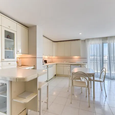 Centre 3 Bed Apt - Beachfront - Sea Views Apartment
