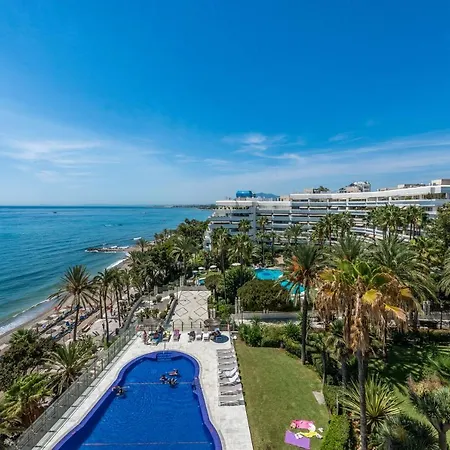 Centre 3 Bed Apt - Beachfront - Sea Views *