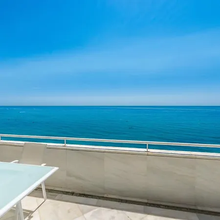 Centre 3 Bed Apt - Beachfront - Sea Views Apartment *