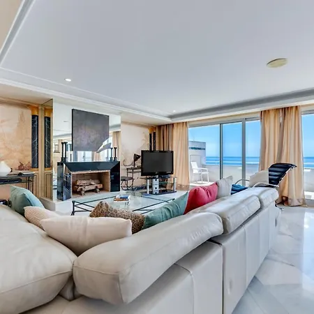 Centre 3 Bed Apt - Beachfront - Sea Views Apartment