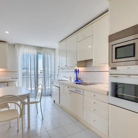 Centre 3 Bed Apt - Beachfront - Sea Views