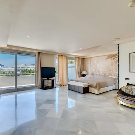 Centre 3 Bed Apt - Beachfront - Sea Views