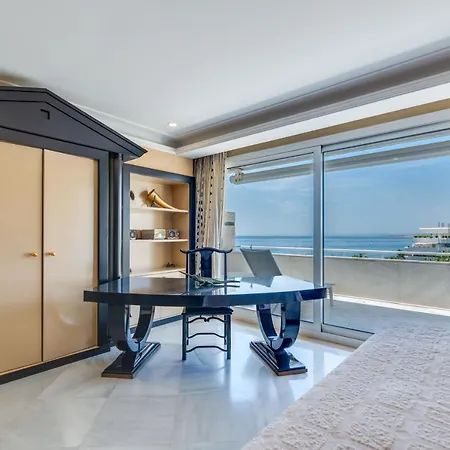 Centre 3 Bed Apt - Beachfront - Sea Views