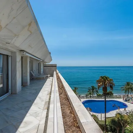 Centre 3 Bed Apt - Beachfront - Sea Views Apartment *