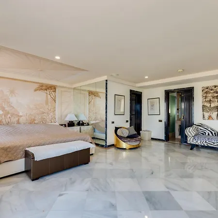 Centre 3 Bed Apt - Beachfront - Sea Views Apartment
