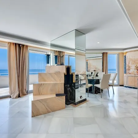 Centre 3 Bed Apt - Beachfront - Sea Views Apartment