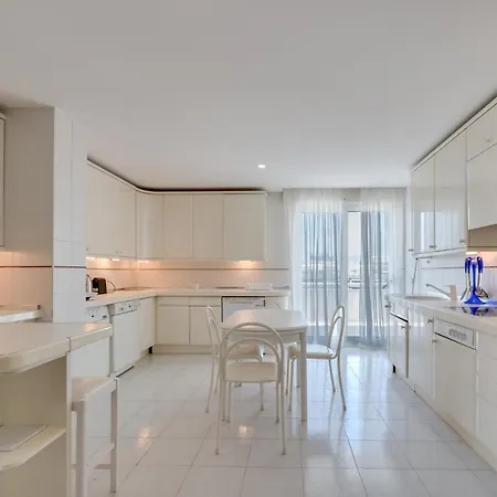 Apartment Centre 3 Bed Apt - Beachfront - Sea Views *